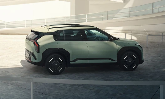 Dynamic silhouette with floating roof effect